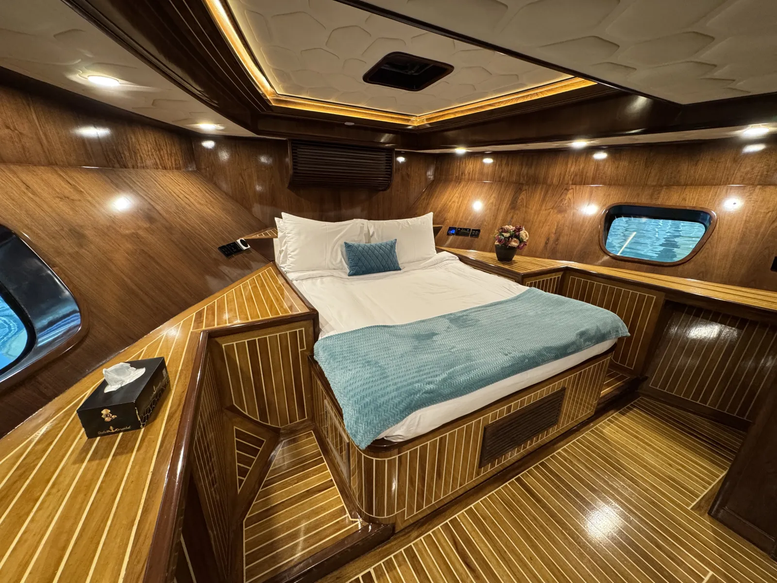 Arabian Pearl 101 yacht charter in Dubai – photo 19