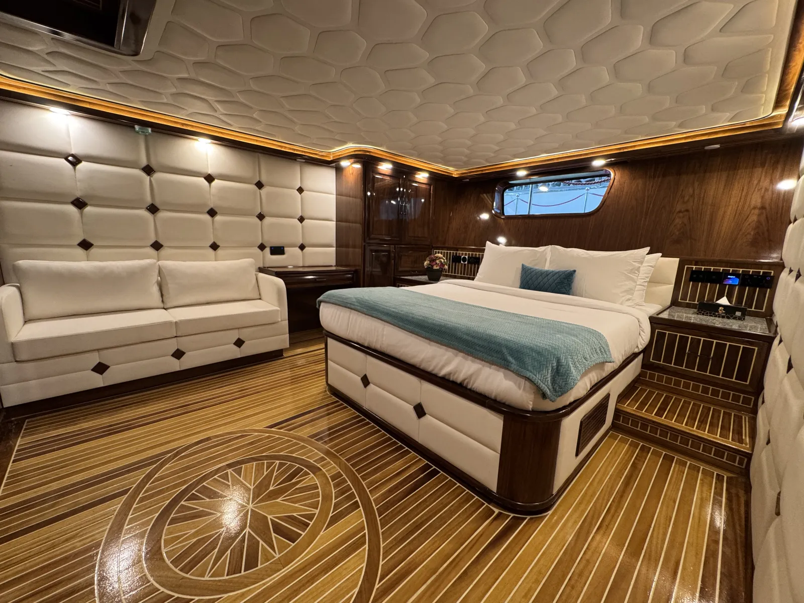 Arabian Pearl 101 yacht charter in Dubai – photo 18