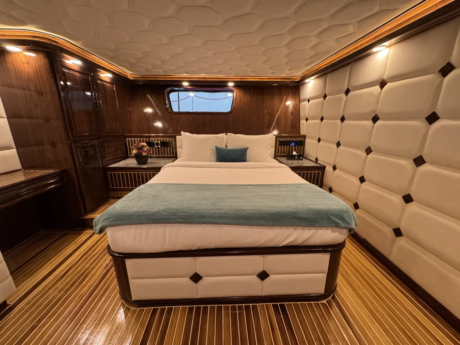 Arabian Pearl 101 yacht charter in Dubai – photo 17